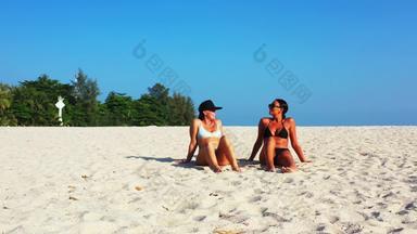 美丽的美模型放松太阳<strong>海滩</strong>清<strong>洁白</strong>色沙子蓝色的背景